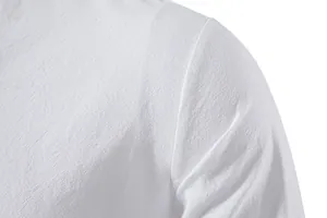 Gedetailleerd macro-overzicht van de ademende witte katoen-linnen textuur van een herenshirt