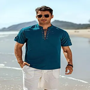 Detailaufnahme eines blaugrünen Herren-Strandhemds mit V-Ausschnitt und Schnürung