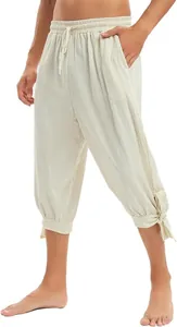 Detailansicht der Herren-Leinen-Caprihose mit dekorativer Knöchelschnürung im Wikinger-Stil