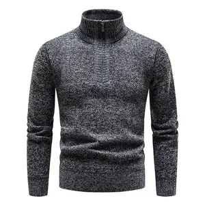 Dettaglio maglione uomo con collo alto, mezza zip e trama in maglia spessa grigia