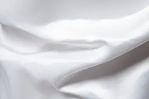 Dettaglio ravvicinato della texture del tessuto di raso bianco liscio per camicie