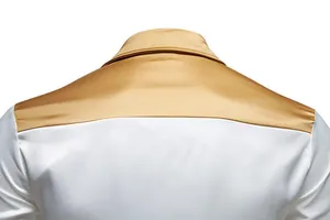 Dettaglio del colletto di una camicia di raso da uomo con contrasto di colori oro e bianco