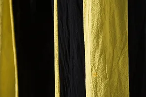 Μακροσκοπική λεπτομέρεια υφής βαμβακερού λινού υφάσματος με κίτρινες και μαύρες ρίγες