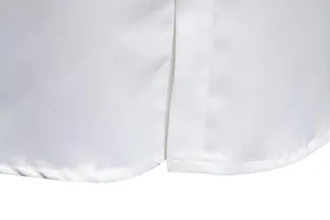 Primo piano del tessuto in raso liscio di alta qualità e delle cuciture di una camicia bianca uomo