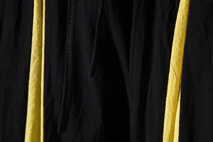 Μακροσκοπική άποψη του βαμβακερού λινού υφάσματος με κίτρινη πλευρική ρίγα