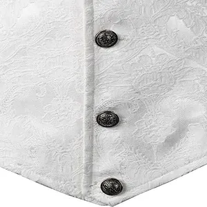 Gros plan du tissu jacquard blanc et des boutons en métal gaufré sur le gilet