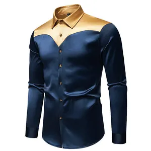 Vista dettagliata di una camicia da uomo in raso blu navy e oro con finitura setosa.