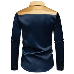 Vista posteriore dettagliata di una camicia in raso a maniche lunghe da uomo in blu navy