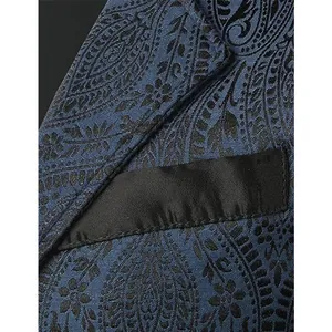 Detailaufnahme einer blauen Paisley-Jacquard-Herrenweste mit schwarzer Satintasche