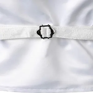Vue détaillée de la boucle arrière réglable d'un gilet gothique médiéval blanc