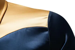 Primo piano del tessuto in raso liscio e color-block oro e blu per camicia uomo.