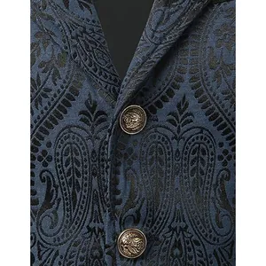 Detailansicht einer eleganten blauen Paisley-Anzugweste mit dekorativen Metallknöpfen.