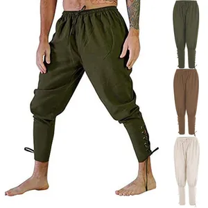 Dettaglio dei pantaloni da pirata medievali da uomo con lacci alle caviglie e cordino