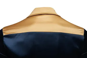 Dettaglio ravvicinato del colletto e del retro della camicia in raso nei colori oro e blu.