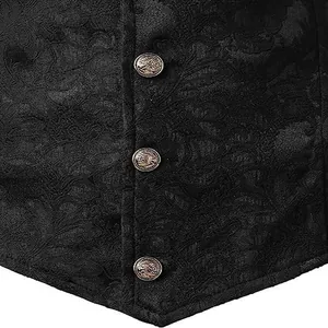 Gros plan détaillé du tissu jacquard orné et des boutons en métal vintage de ce gilet gothique noir.