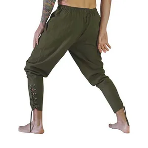 Dettaglio di pantaloni da pirata medievale con cinturini stringati alla caviglia.
