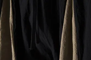 Λεπτομέρεια που δείχνει την υφή του βαμβακερού λινού υφάσματος και το σχέδιο χρωματικών όγκων