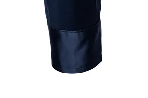 Dettaglio macro del polsino di una camicia in raso blu navy con trama setosa