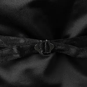 Gros plan sur la boucle métallique réglable de la sangle de gilet gothique noir en satin