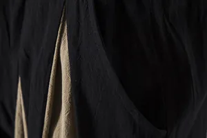 Λεπτομέρεια του αναπνεύσιμου βαμβακερού λινού υφάσματος και της δίχρωμης τσέπης του παντελονιού.