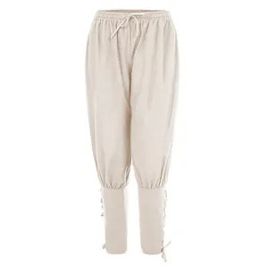 Dettaglio dei pantaloni da pirata medievali con lacci alle caviglie e coulisse in vita