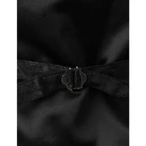 Detailaufnahme der verstellbaren Metallschnalle am Rücken der schwarzen Herrenweste