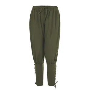 Dettaglio pantaloni medievali da uomo verde oliva con lacci alle caviglie e coulisse