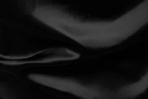 Dettaglio del tessuto in raso nero che mostra una consistenza liscia e lucentezza.