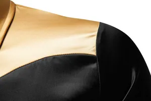 Dettaglio macro della camicia in raso bicolore da uomo con trama liscia e sensazione di seta