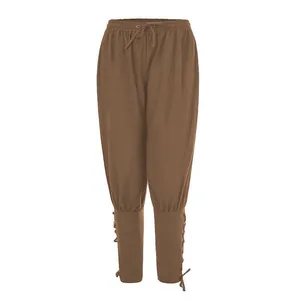 Vista dettagliata dei pantaloni da pirata medievali marroni da uomo con lacci alle caviglie.