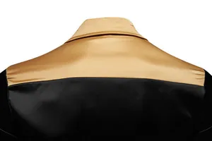 Dettaglio ravvicinato della trama in raso oro e nero di una camicia da uomo bicolore