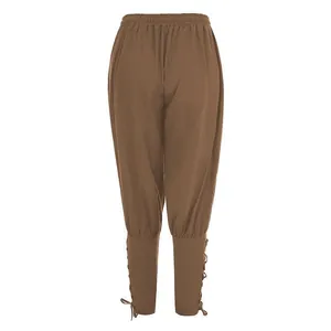 Vista posteriore di pantaloni da pirata medievali marroni con lacci alle caviglie.