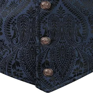 Gros plan du motif cachemire et des boutons en métal vintage sur un gilet gothique bleu