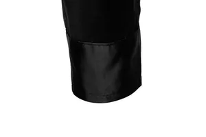 Dettaglio ravvicinato del polsino in raso nero su una camicia elegante da uomo a maniche lunghe