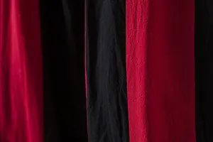 Κοντινό πλάνο λεπτομέρειας κόκκινης και μαύρης ριγέ υφής υφάσματος από βαμβάκι και λινό