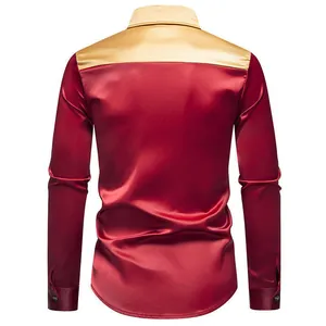 Vista posteriore di una camicia da uomo in raso rosso e oro a maniche lunghe