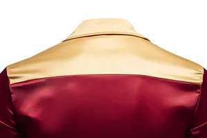 Vista dettagliata di una camicia in raso di seta da uomo con cuciture bicolore rosso e oro