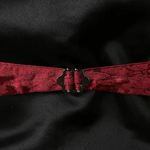 Gros plan sur la sangle de réglage en jacquard rouge avec boucle en métal sur gilet