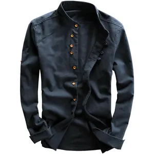 Dettaglio della camicia da uomo blu navy con colletto alla coreana e bottoni arancioni vivaci