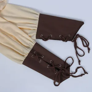 Detailansicht mittelalterlicher Wikinger-Piratenärmel mit Schnürbündchen und Falten
