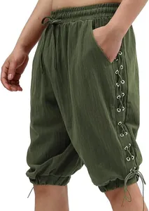 Detailansicht der olivgrünen Herrenhose im Wikinger-Stil mit seitlicher Schnürung.