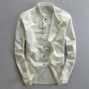 Dettaglio di camicia da uomo in lino e cotone bianco sporco con collo alla coreana e bottoni