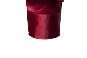 Dettaglio del polsino di una camicia da uomo in raso di seta rosso vino con finiture