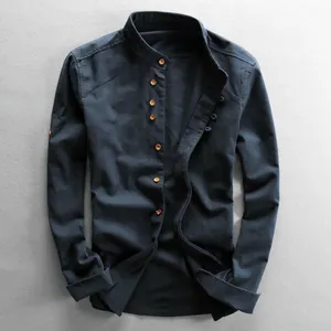 Dettaglio di camicia casual in lino e cotone blu navy con collo alla coreana