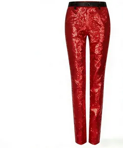 Hochwertiges Detail der roten Herren-Paillettenhose für Bühnenauftritte im Slim Fit
