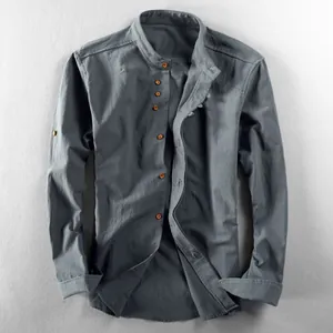 Dettaglio camicia casual da uomo in lino e cotone grigio con colletto alla coreana