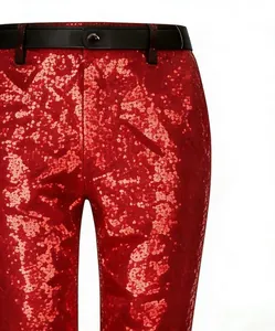 Detailansicht der schmal geschnittenen roten Paillettenhose für Herren mit schwarzem Gürtel