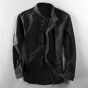 Primo piano di camicia da uomo nera in lino e cotone con bottoni in legno e collo coreana