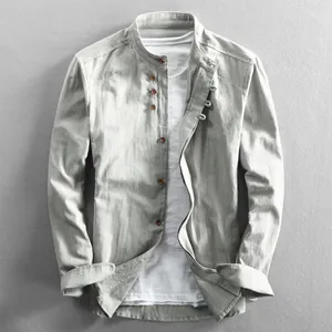 Dettaglio camicia da uomo in lino e cotone con colletto alla coreana e trama naturale.