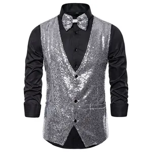 Détail d'un gilet à paillettes argentées pour hommes lors de spectacles de scène.